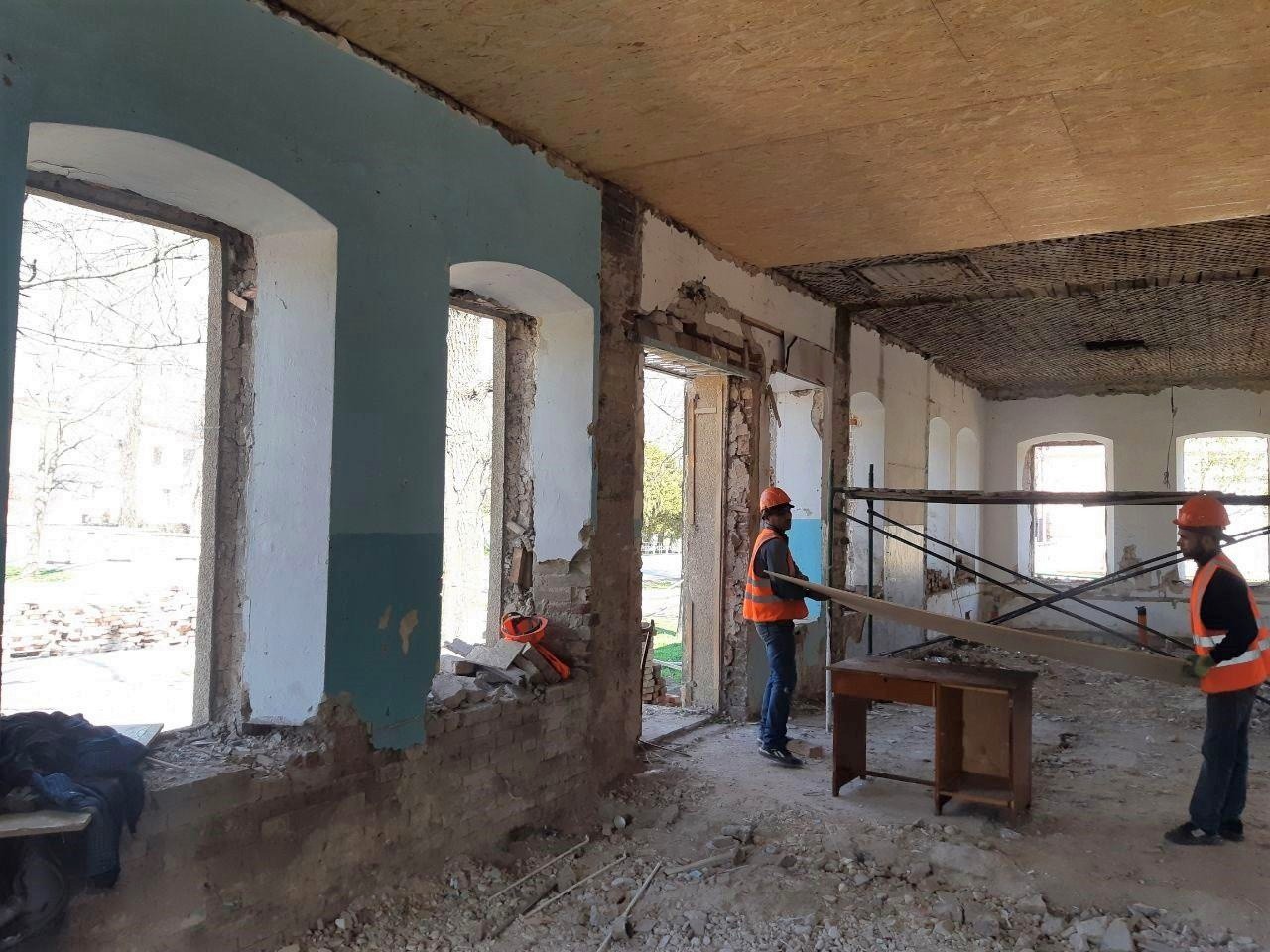 Специалисты из Дагестана восстанавливают многофункциональный центр в Михайловке.